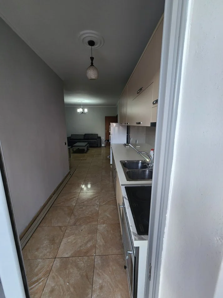 Tirane, jepet me qera apartament 1+1 Kati 3, 77 m² 35,000 leke (Prane 2 Palmat)