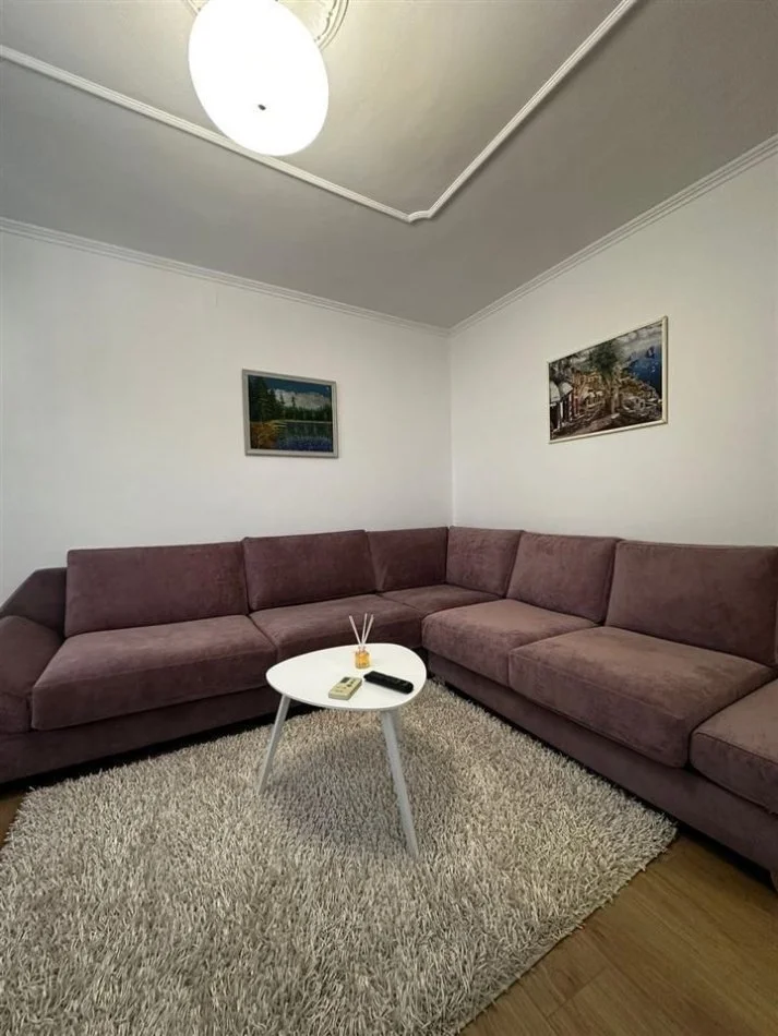 Tirane, jepet me qera apartament 1+1 Kati 2, 75 m² 600 € (Myslym Shyr)
