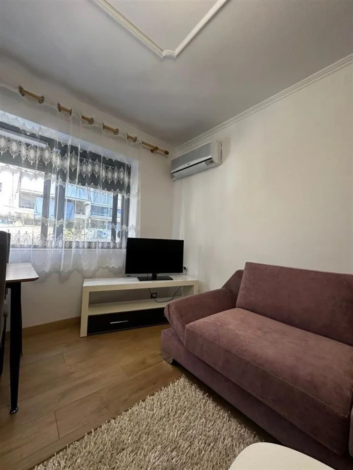 Tirane, jepet me qera apartament 1+1 Kati 2, 75 m² 600 € (Myslym Shyr)