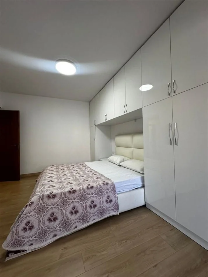 Tirane, jepet me qera apartament 1+1 Kati 2, 75 m² 600 € (Myslym Shyr)