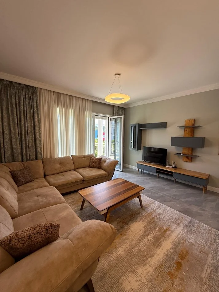 Tirane, jepet me qera apartament 2+1+Ballkon Kati 3, 120 m² 1.600 € (TEG)