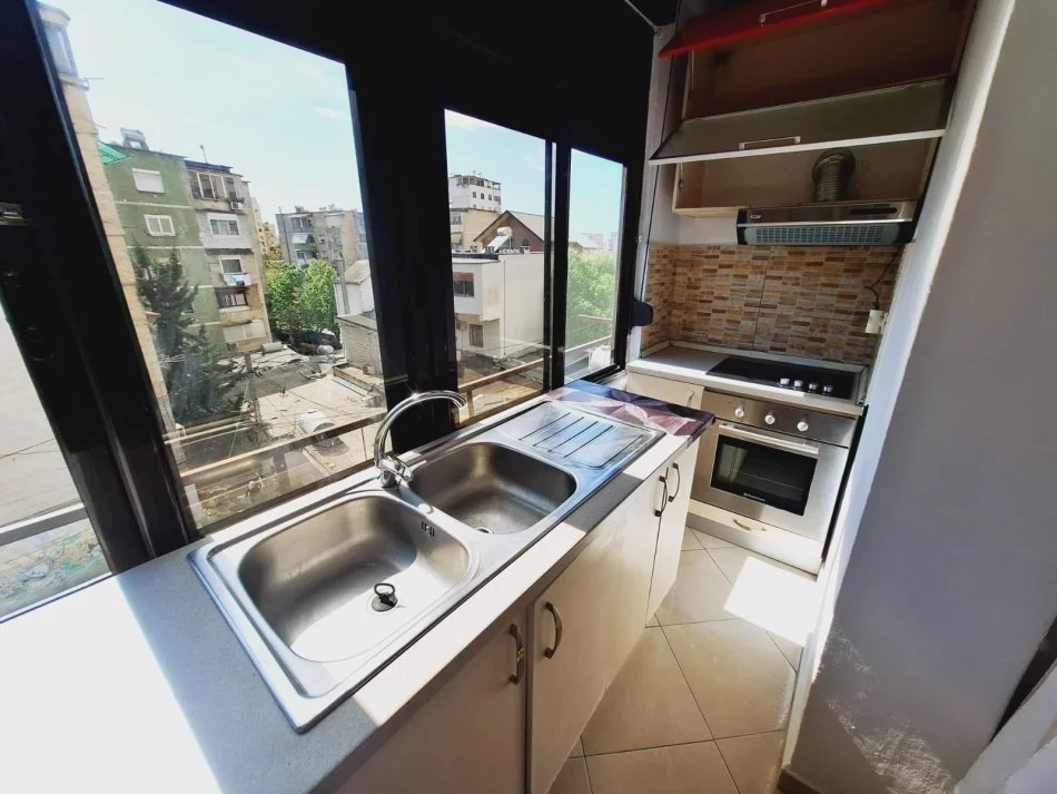 Tirane, jepet me qera apartament 2+1 Kati 4, 70 m² 500 € (Qender)