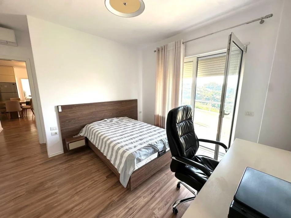 Tirane, shitet apartament 3+1+Ballkon Kati 3, 131 m² 141.000 € (Prane Restorant 2 Luanet)