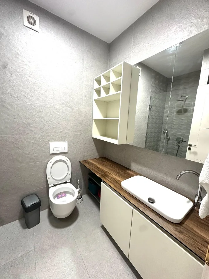 Tirane, shitet apartament 3+1+Ballkon Kati 3, 131 m² 141.000 € (Prane Restorant 2 Luanet)