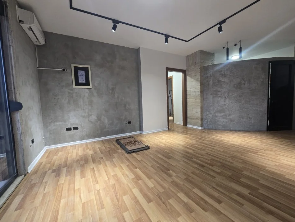 Tirane, jepet me qera zyre Kati 4, 110 m² 800 € (Qender)
