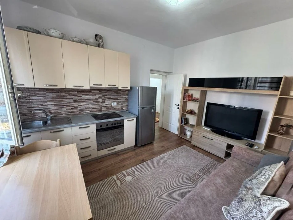 jepet me qera apartament 2+1 , (Rruga e Durresit)