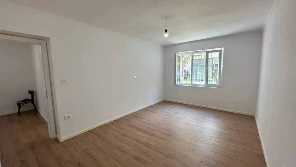 Tirane, shitet apartament 2+1+Ballkon Kati 1, 62 m² 118.000 € (xhamlliku)