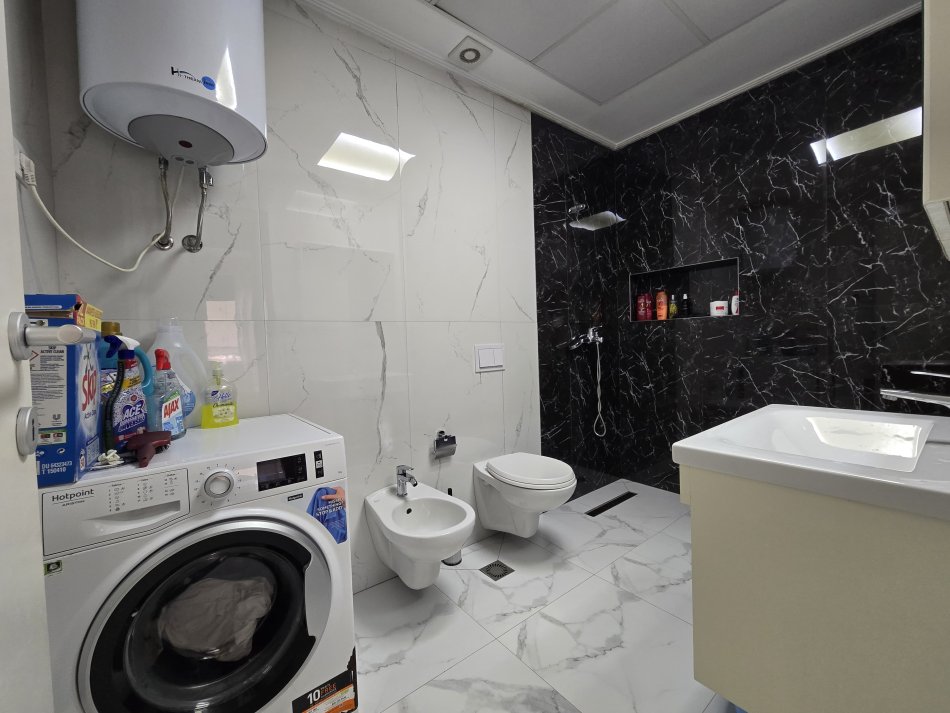Tirane, shitet apartament 2+1+Ballkon Kati 3, 80 m² 160.000 € (21 dhjetori, Kompleksi Alba)