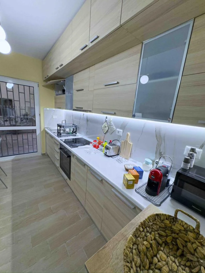 Tirane, jepet me qera Vile 2+1+Aneks+Ballkon Kati 3, 170 m² 1.100 € (Vilat Gjermane)