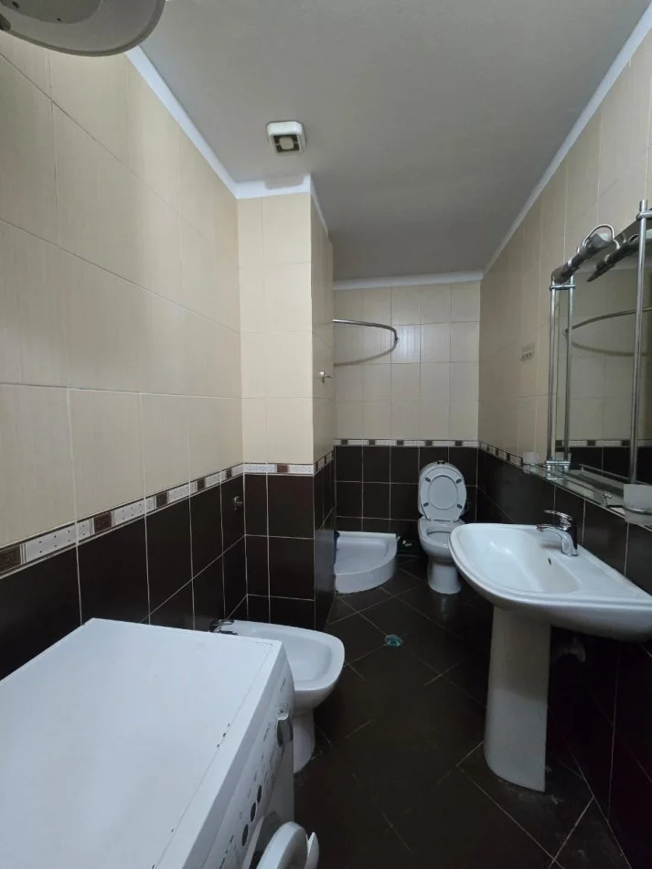Tirane, jepet me qera apartament 1+1 Kati 6, 75 m² 450 € (Rr.dibres)