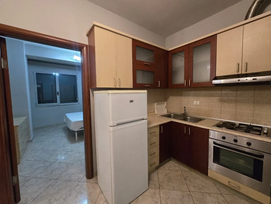 Tirane, jepet me qera apartament 1+1 Kati 6, 75 m² 450 € (Rr.dibres)