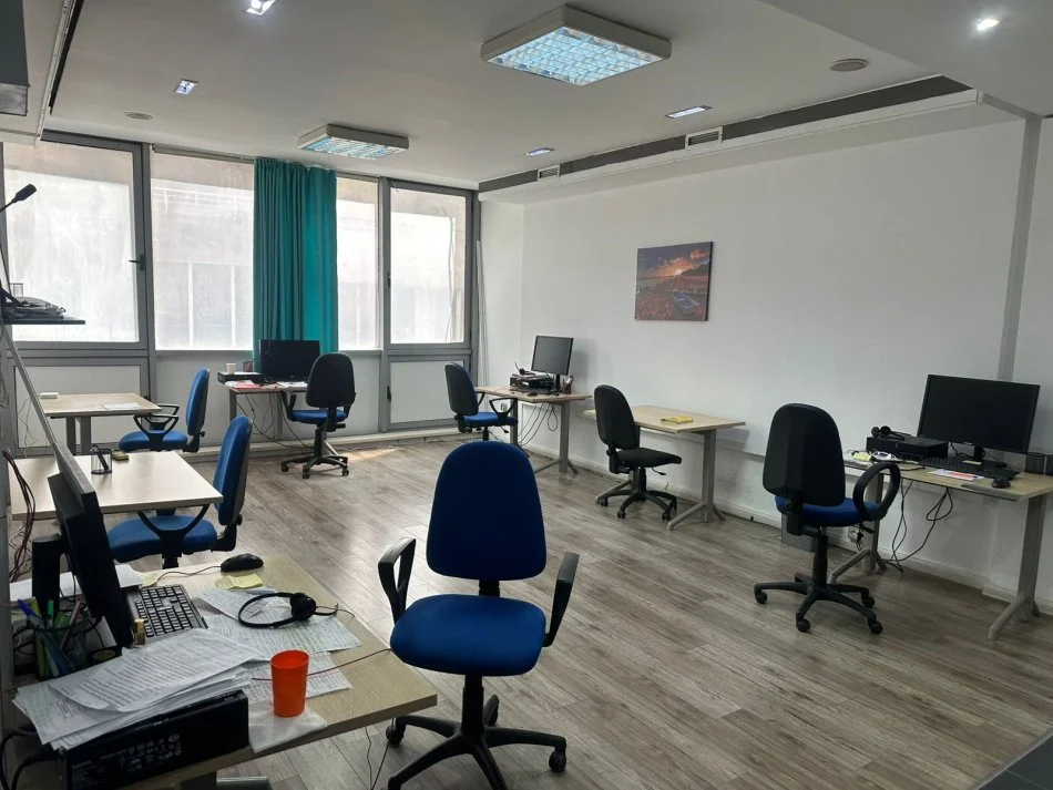 Durres, jepet me qera zyre Kati 2, 140 m² 700 € (Rruga e Portit)