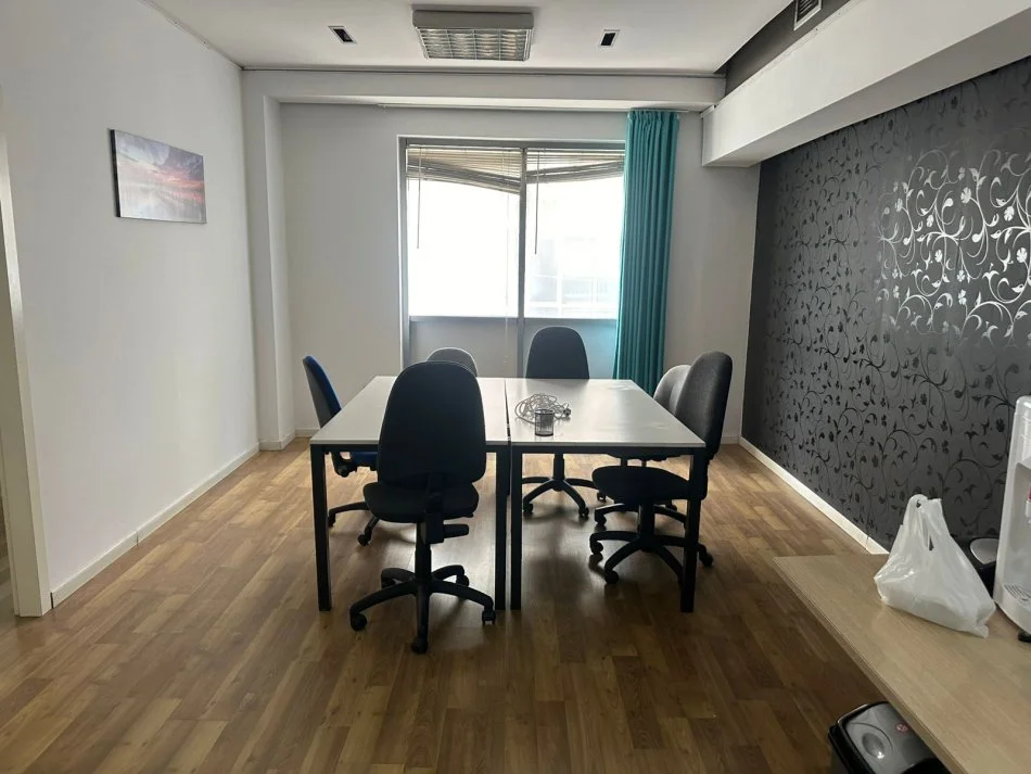 Durres, jepet me qera zyre Kati 2, 140 m² 700 € (Rruga e Portit)