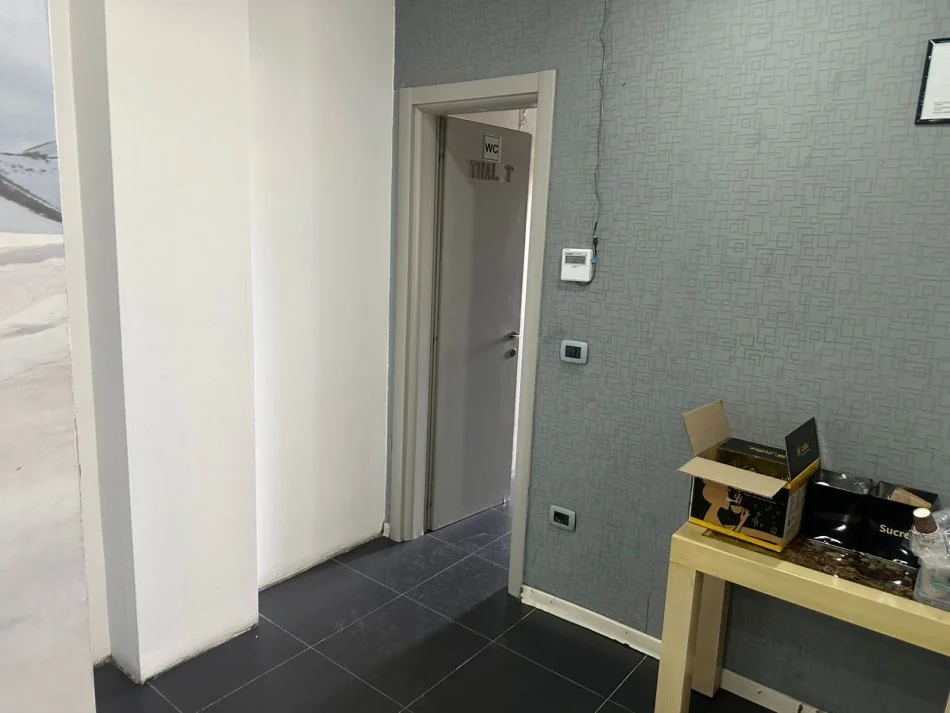 Durres, jepet me qera zyre Kati 2, 140 m² 700 € (Rruga e Portit)