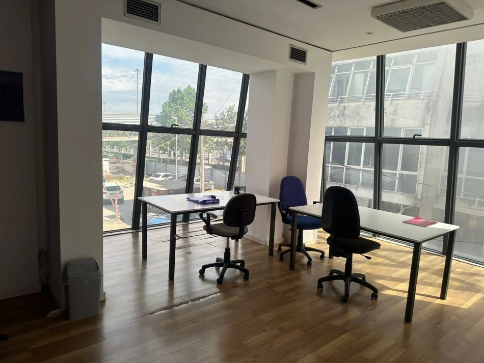 Durres, jepet me qera zyre Kati 2, 140 m² 700 € (Rruga e Portit)