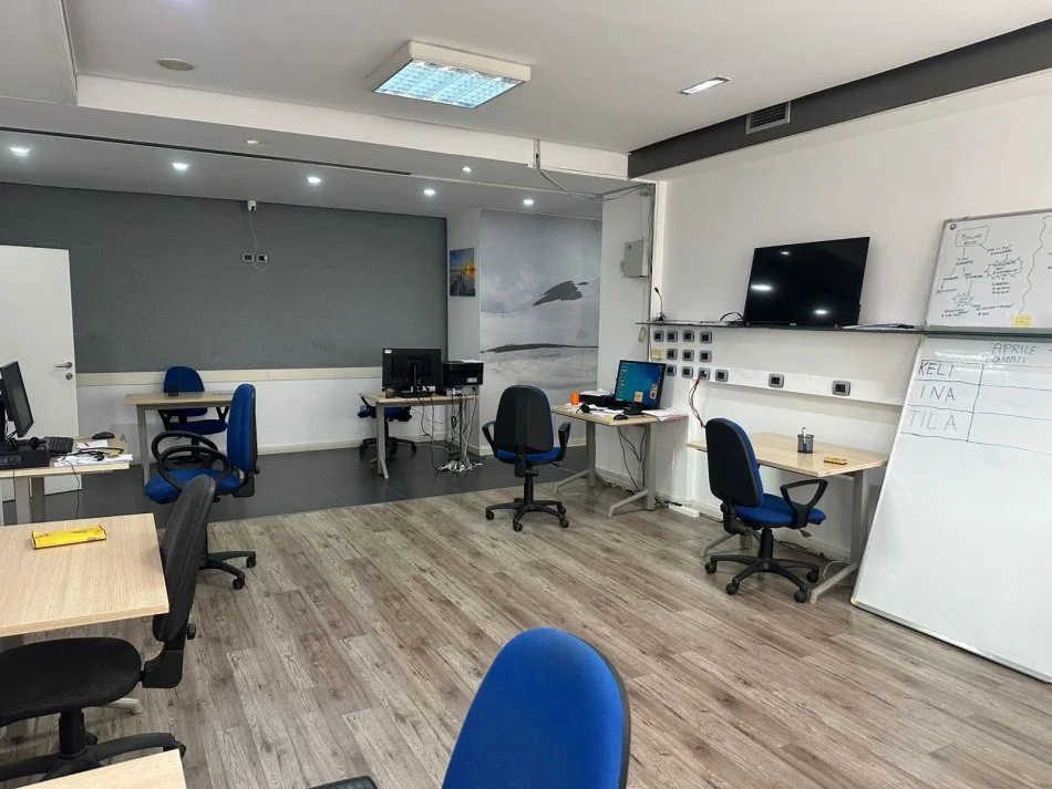 Durres, jepet me qera zyre Kati 2, 140 m² 700 € (Rruga e Portit)