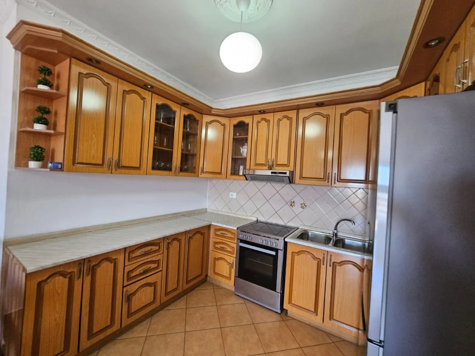 Tirane, jepet me qera apartament 2+1 Kati 8, 85 m² 400 € (Astir)