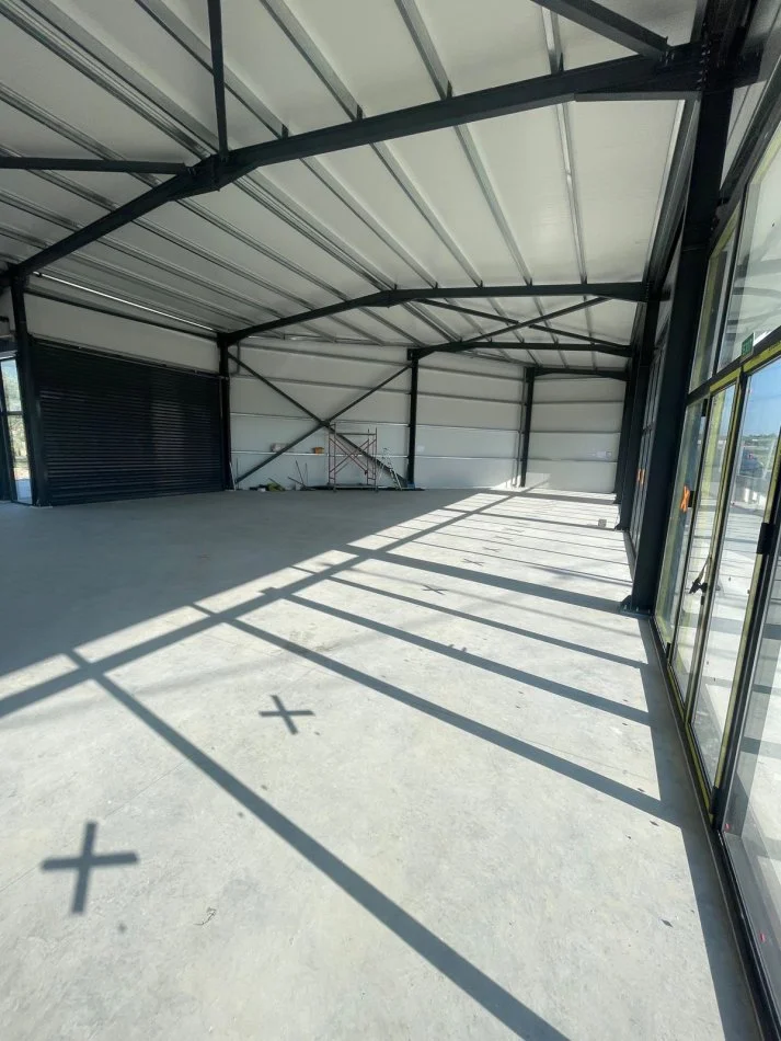 Tirane, jepet me qera magazine Kati 0, 400 m² 1.700 € (Kamez)