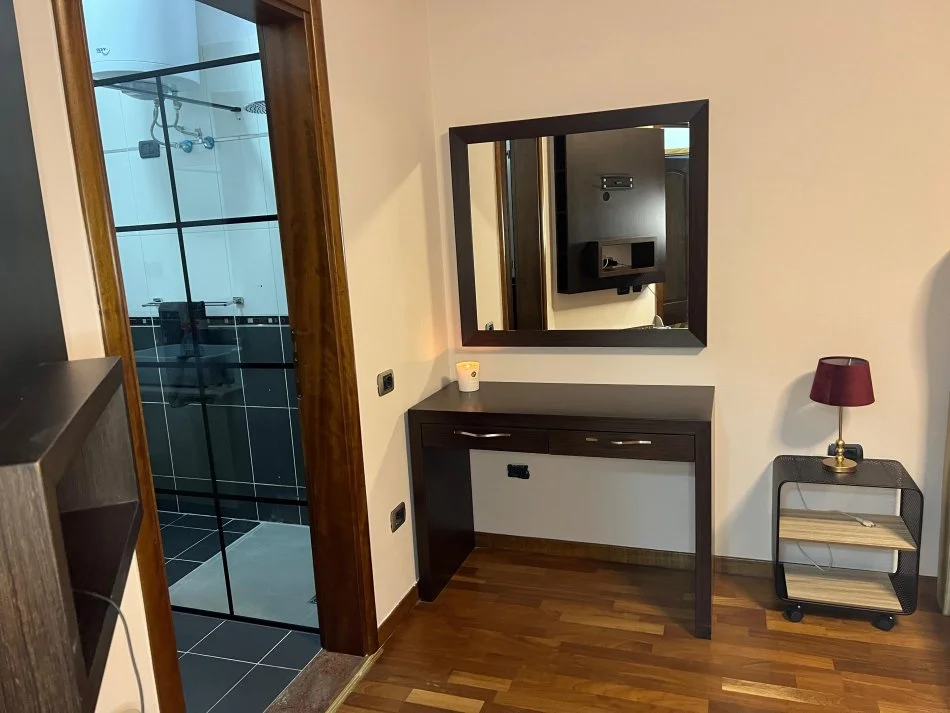 Tirane, jepet me qera apartament duplex 3+1+Aneks+Ballkon Kati 1, 150 m² 1.000 € (Abraham Linkoln)