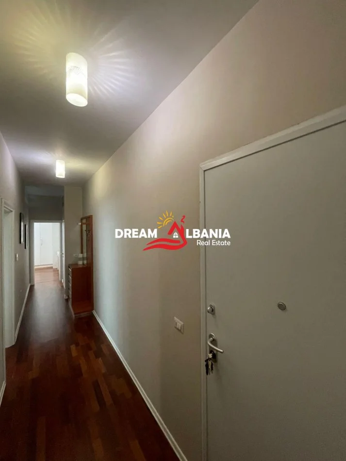 Tirane, jepet me qera apartament 1+1 Kati 7, 60 m² 700 € (tek Pazari i Ri, Rruga Tefta Tashko-Koço)