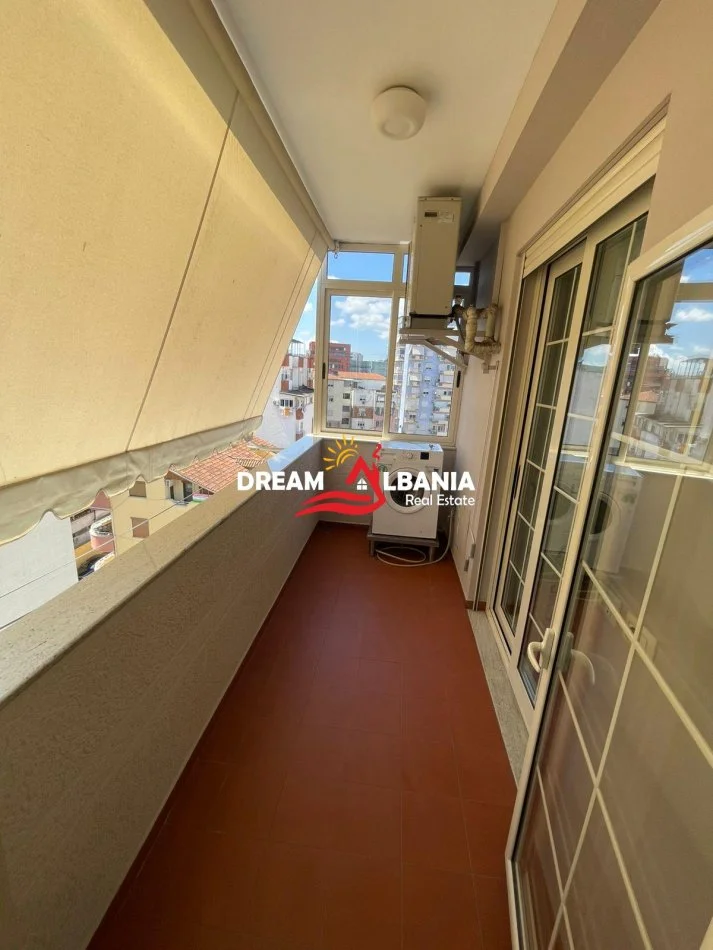 Tirane, jepet me qera apartament 1+1 Kati 7, 60 m² 700 € (tek Pazari i Ri, Rruga Tefta Tashko-Koço)