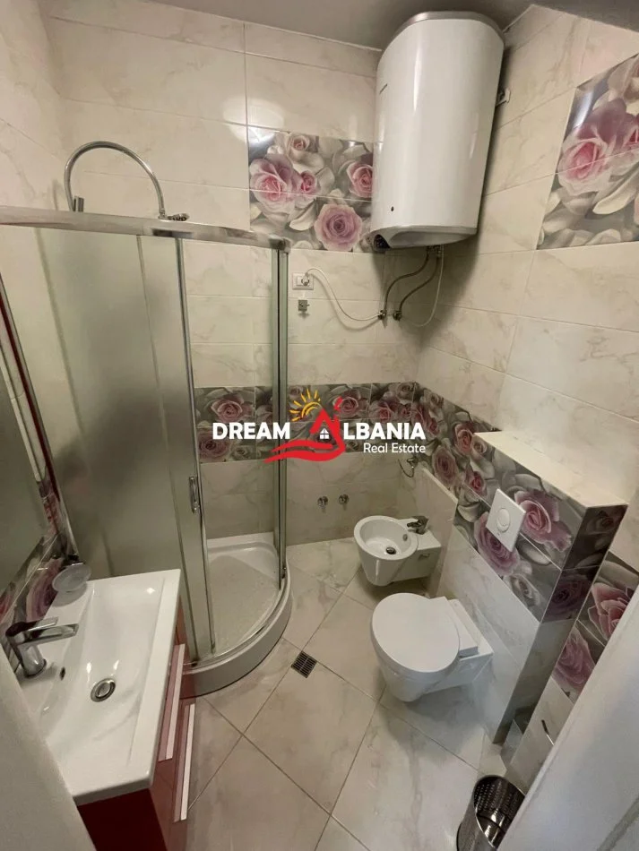 Tirane, jepet me qera apartament 1+1 Kati 7, 60 m² 700 € (tek Pazari i Ri, Rruga Tefta Tashko-Koço)