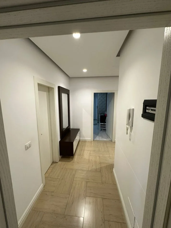 Tirane, jepet me qera apartament 2+1+Ballkon Kati 7, 102 m² 550 € (Yzberisht)