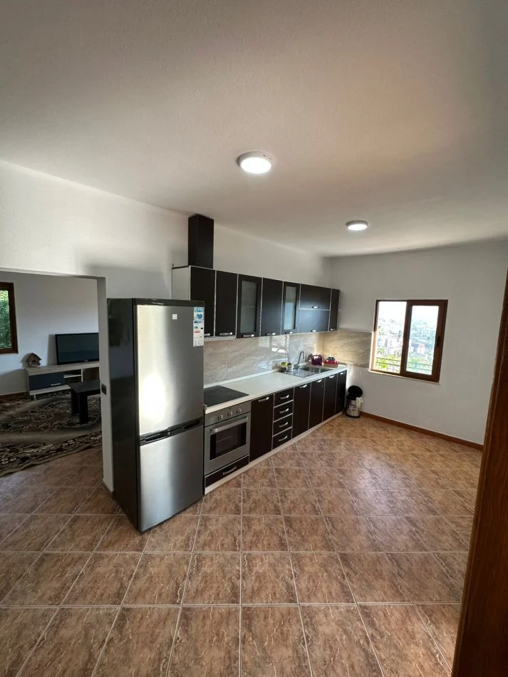 Tirane, jepet me qera shtepi 2+1+Ballkon Kati 0, 130 m² 400 € (Kombinat)