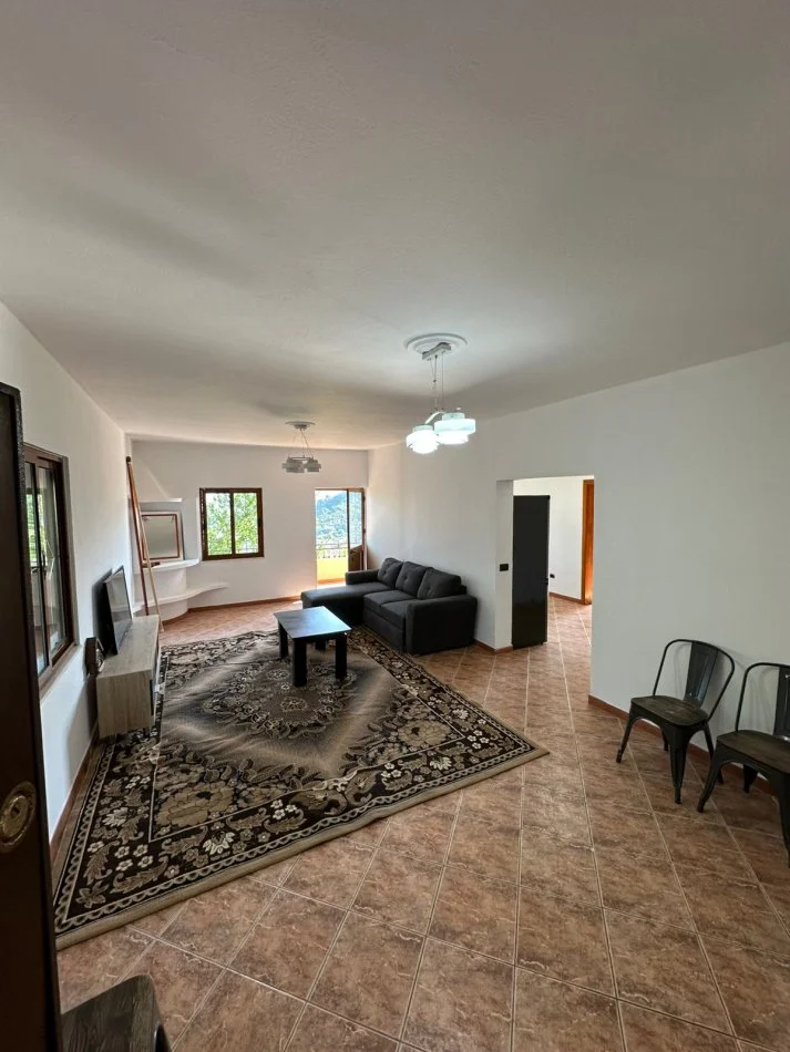 Tirane, jepet me qera shtepi 2+1+Ballkon Kati 0, 130 m² 400 € (Kombinat)