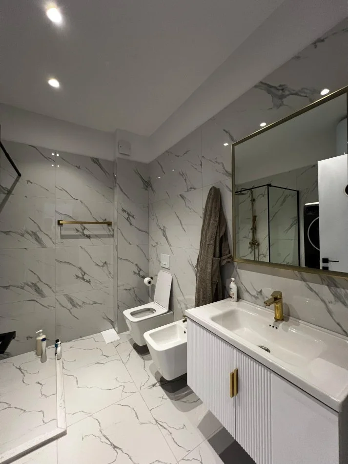 Tirane, jepet me qera apartament 2+1+Ballkon Kati 5, 85 m² 450 € (Paskuqan, White Palace)