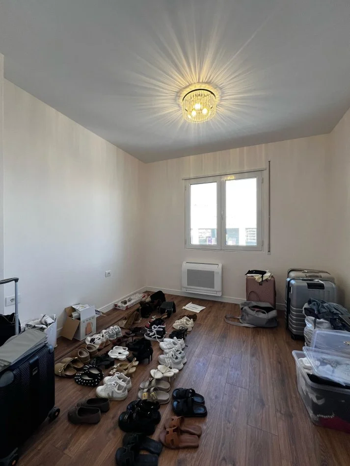 Tirane, jepet me qera apartament 2+1+Ballkon Kati 5, 85 m² 450 € (Paskuqan, White Palace)