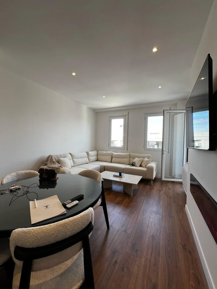 Tirane, jepet me qera apartament 2+1+Ballkon Kati 5, 85 m² 450 € (Paskuqan, White Palace)