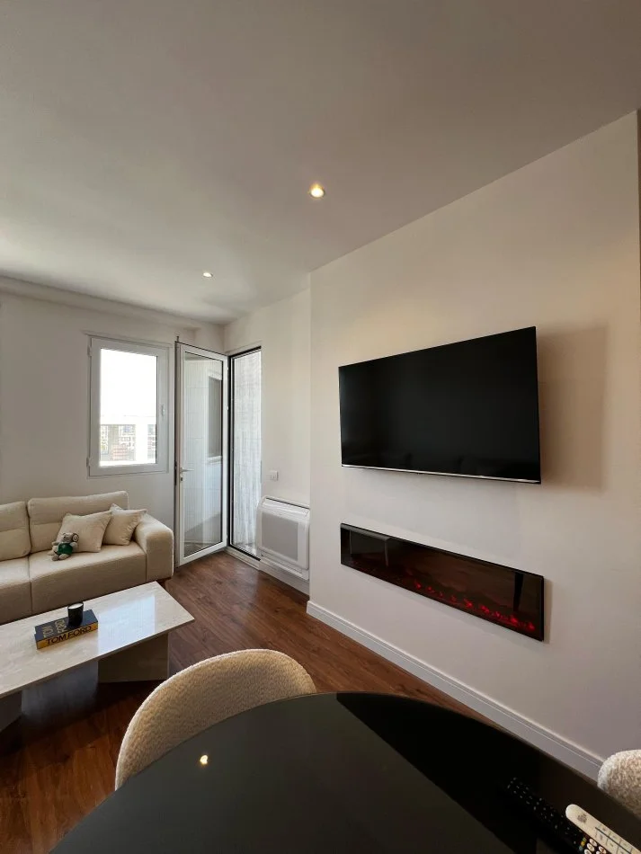 Tirane, jepet me qera apartament 2+1+Ballkon Kati 5, 85 m² 450 € (Paskuqan, White Palace)