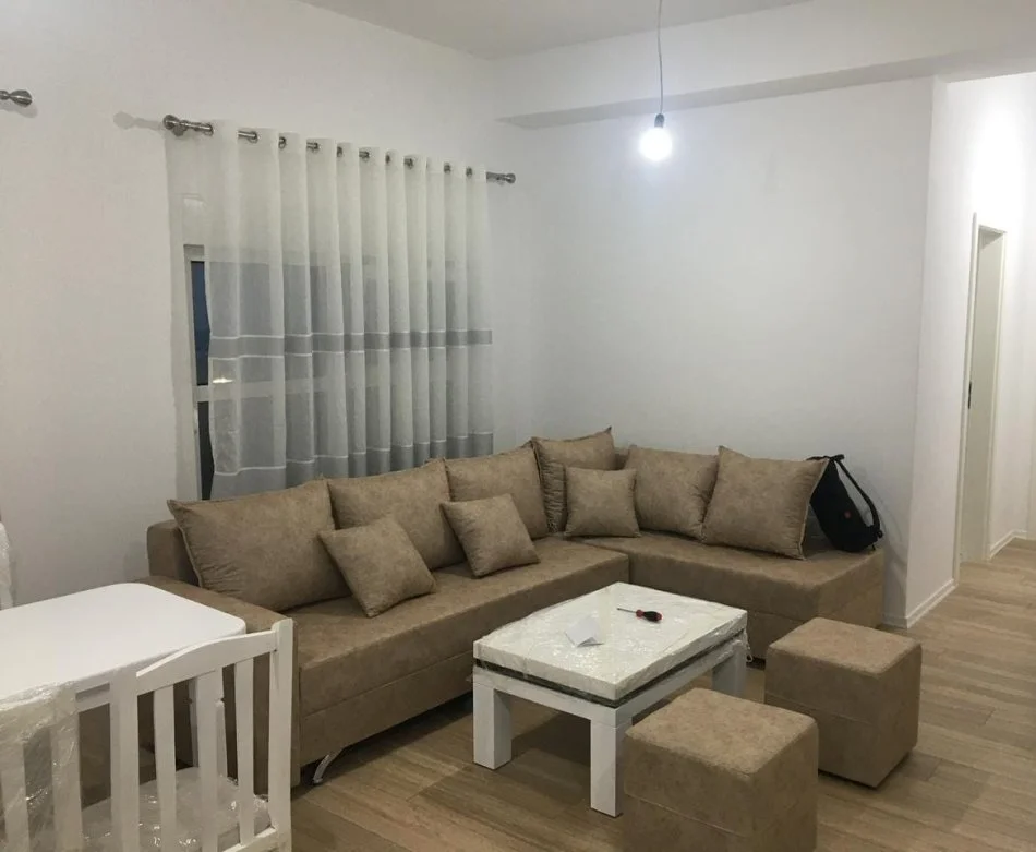 Tirane, jepet me qera apartament 2+1+Ballkon Kati 2, (Ali Demi, Mangalem 21)
