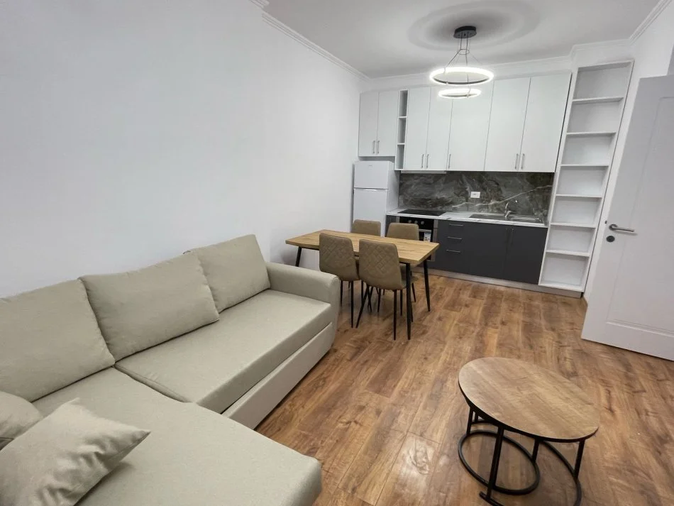 Tirane, jepet me qera apartament 1+1+Ballkon Kati 3, 70 m² 500 € (bulevardi)