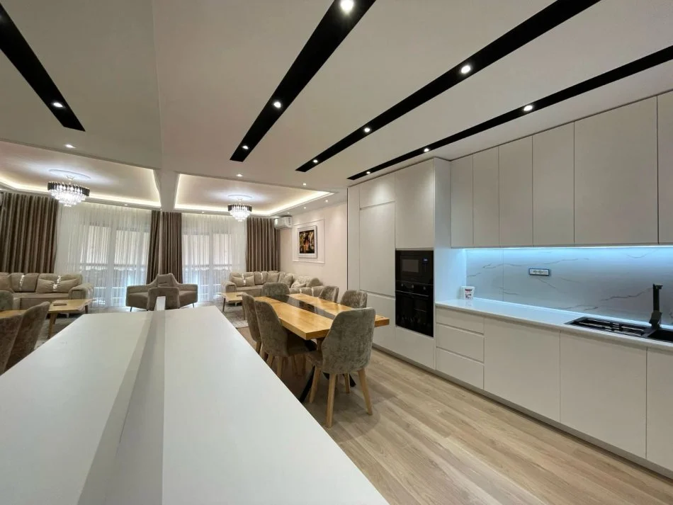 Tirane, jepet me qera apartament 2+1 , 1.200 € (Liqeni i Thate, Kompleksi Kolombo)