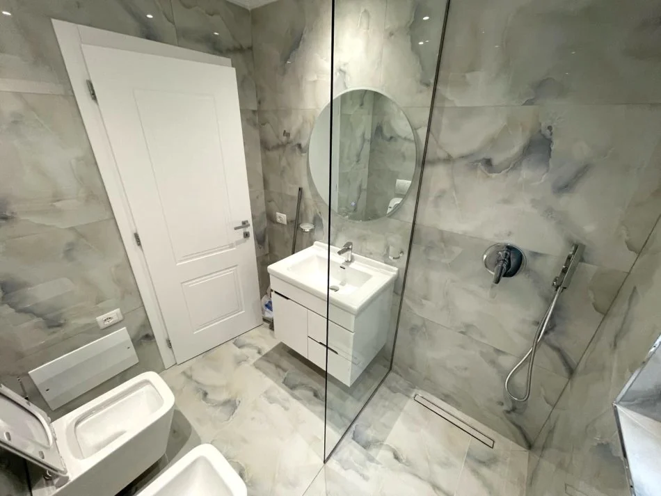 Tirane, jepet me qera apartament 2+1 Kati 3, (Liqeni i Thate, Kompleksi Kolombo)