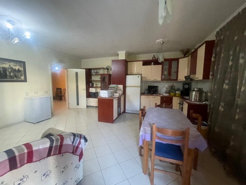 APARTAMENT 2+1 ME QIRA  400 € ALI DEMI