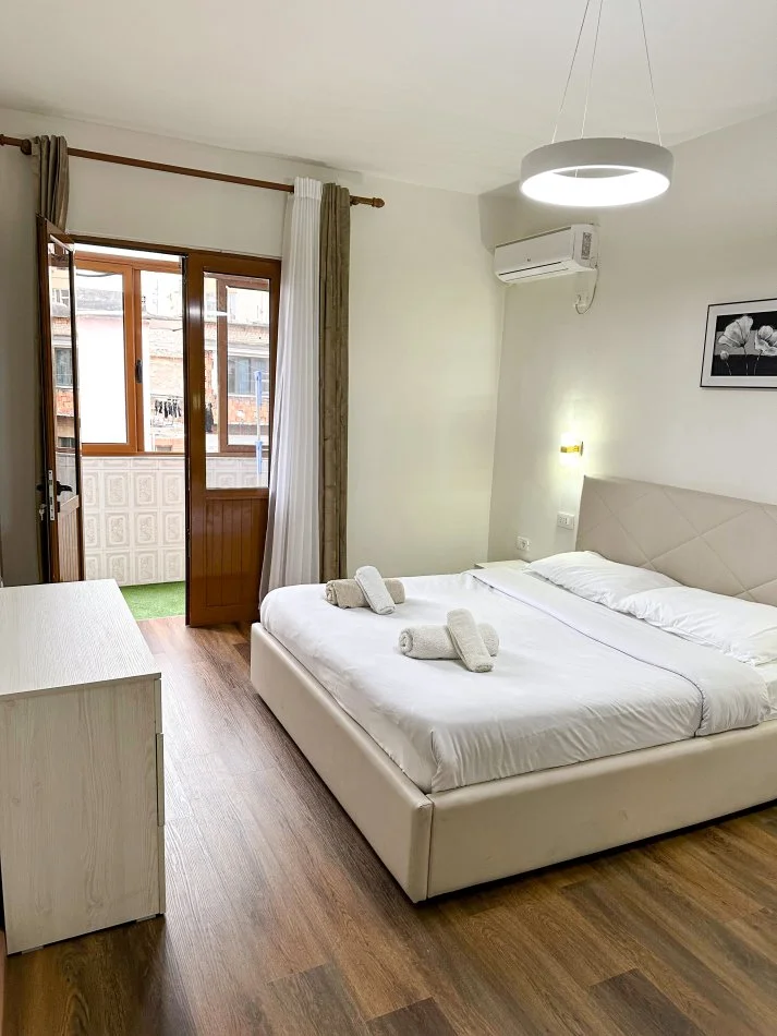 Tirane, jepet me qera apartament 2+1 , 90 m² 800 € 