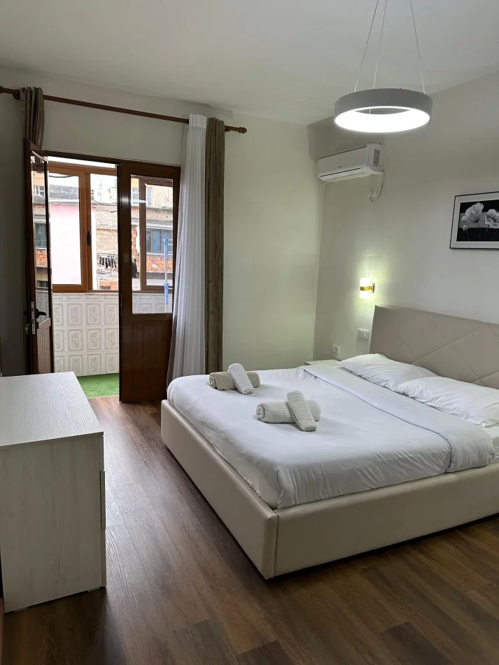 Tirane, jepet me qera apartament 2+1+Ballkon Kati 3, 84 m² 899 € (Sheshi Wilson)