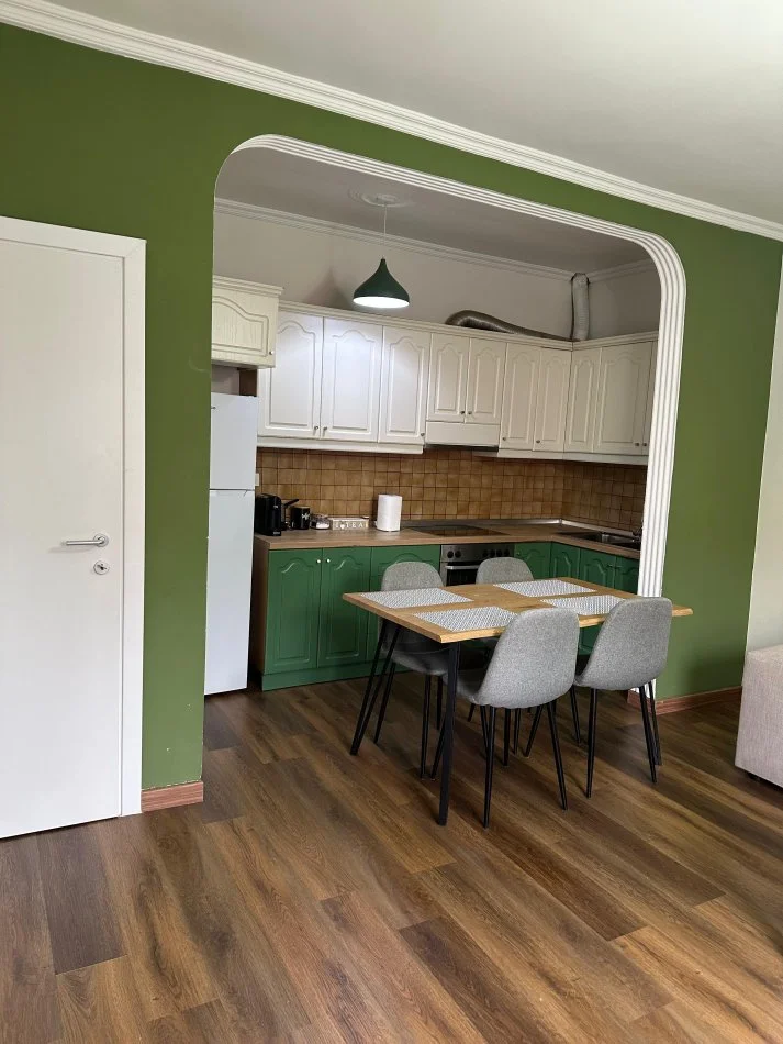 Tirane, jepet me qera apartament 2+1+Ballkon Kati 3, 84 m² 800 € (Sheshi Wilson)