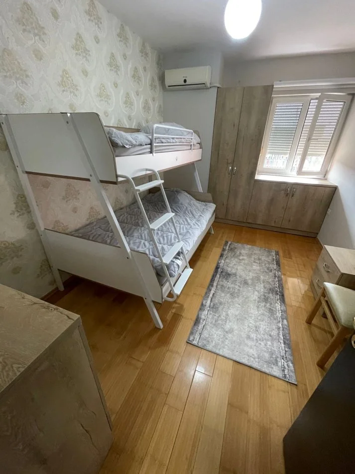 Tirane, jepet me qera apartament 2+1+Ballkon Kati 5, 120 m² 1.000 € (Stadiumi Air Albania)