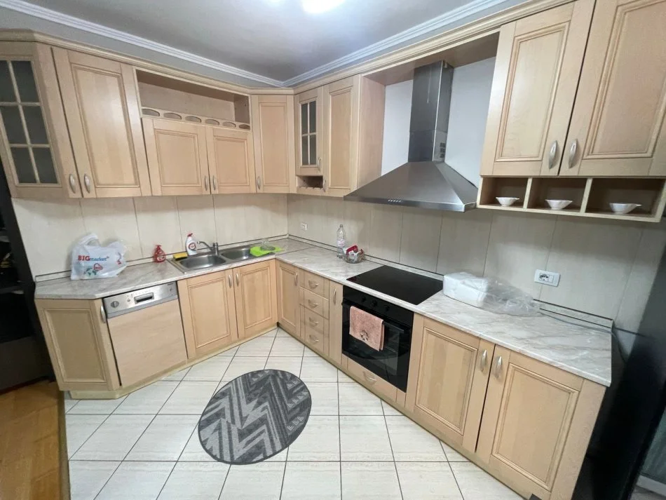 Tirane, jepet me qera apartament 2+1+Ballkon Kati 5, 120 m² 1.000 € (Stadiumi Air Albania)