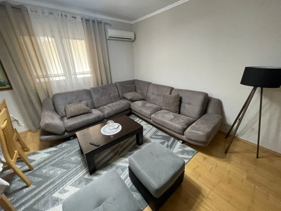Tirane, jepet me qera apartament 2+1+Ballkon Kati 5, 120 m² 1.000 € (Stadiumi Air Albania)
