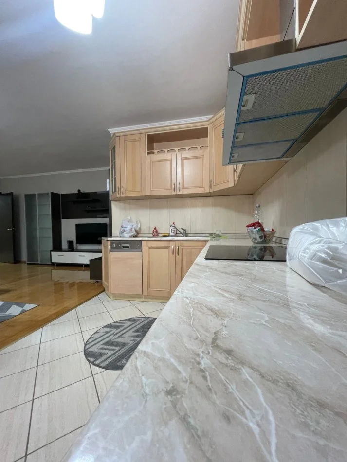 Tirane, jepet me qera apartament 2+1+Ballkon Kati 5, 120 m² 1.000 € (Air Albania)