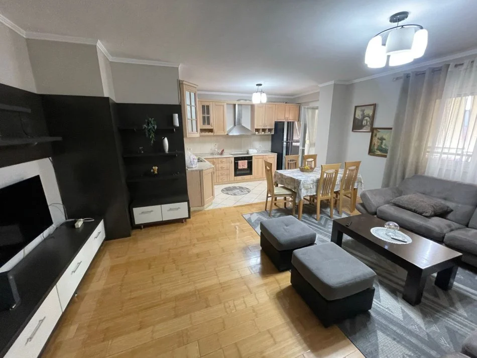 Tirane, jepet me qera apartament 2+1+Ballkon Kati 5, 120 m² 1.000 € (Stadiumi Air Albania)