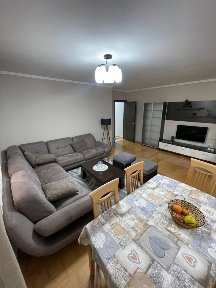 Tirane, jepet me qera apartament 2+1+Ballkon Kati 5, 120 m² 1.000 € (Air Albania)