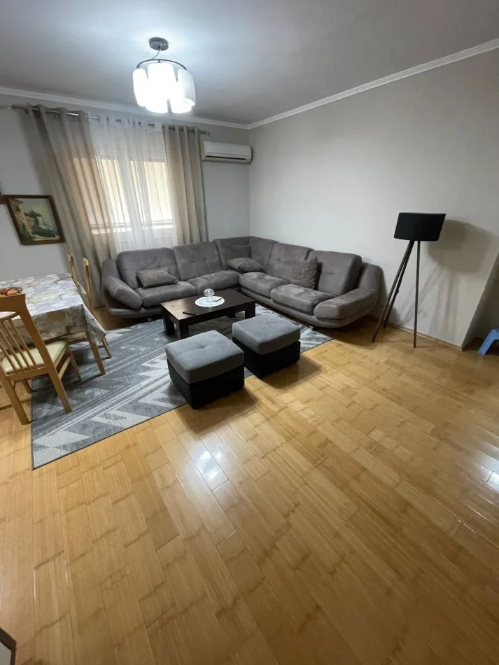 Tirane, jepet me qera apartament 2+1+Ballkon Kati 5, 120 m² 1.000 € (Air Albania)