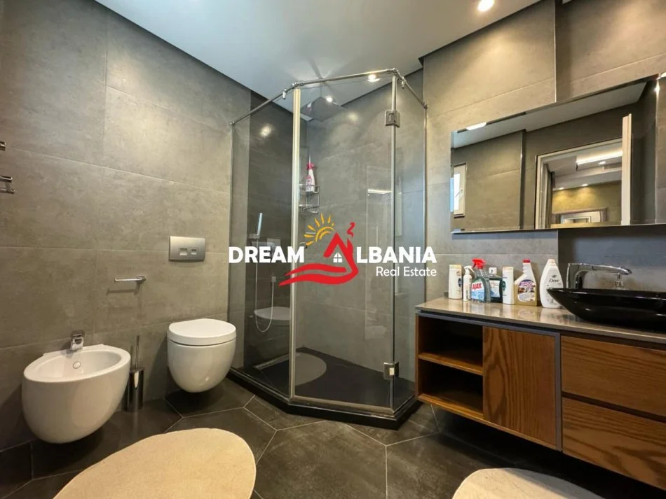 Tirane, shitet apartament 3+1 Kati 5, 153 m² 220.000 € (fresk)