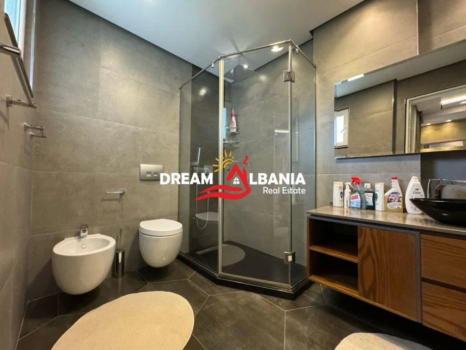 Tirane, shitet apartament 3+1 Kati 5, 153 m² 220.000 € (fresk)